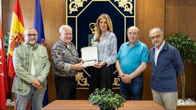 La alcaldesa, Paloma Tejero, acompañada del portavoz y coordinador del Gobierno, Félix Alba, y miembros de la junta directiva, encabezados por su presidente, Tomás Toribio.