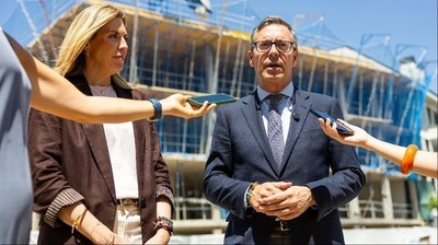 Alfonso Serrano, secretario general del PP de Madrid, este martes junto a Paloma Tejero, alcaldesa de Pozuelo, durante la visita a las obras de las viviendas municipales de la calle Murania