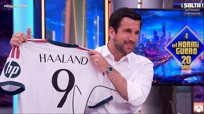 Enrique Riquelme con la camiseta del Real Madrid con el nombre de Haaland en el programa El Hormiguero