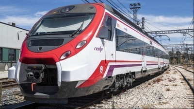 Tren de Cercanías de Renfe en una vía electrificada.