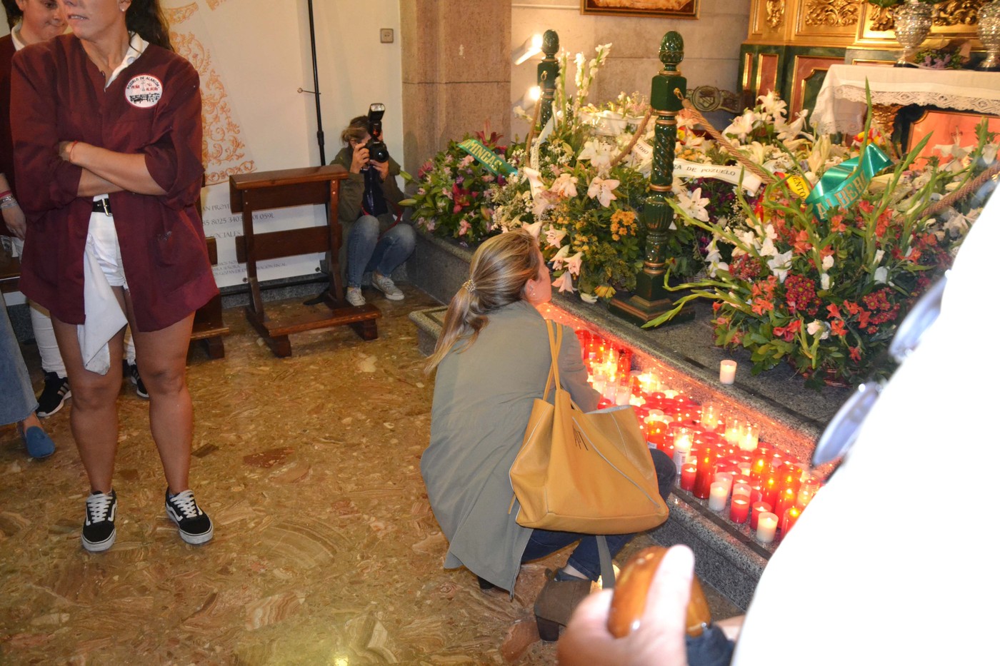 Ofrenda de velas a la Virgen