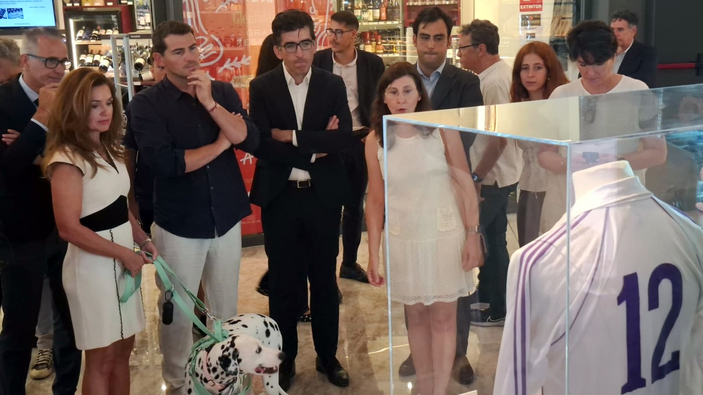 exposición “Pegada al Corazón” en La Finca Grand Café