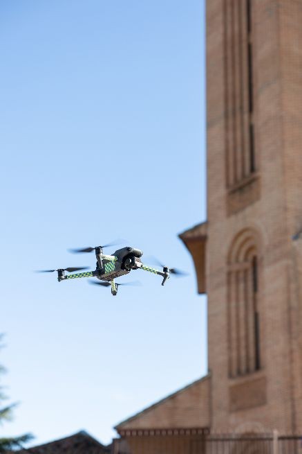 Drones y Pistolas Taser