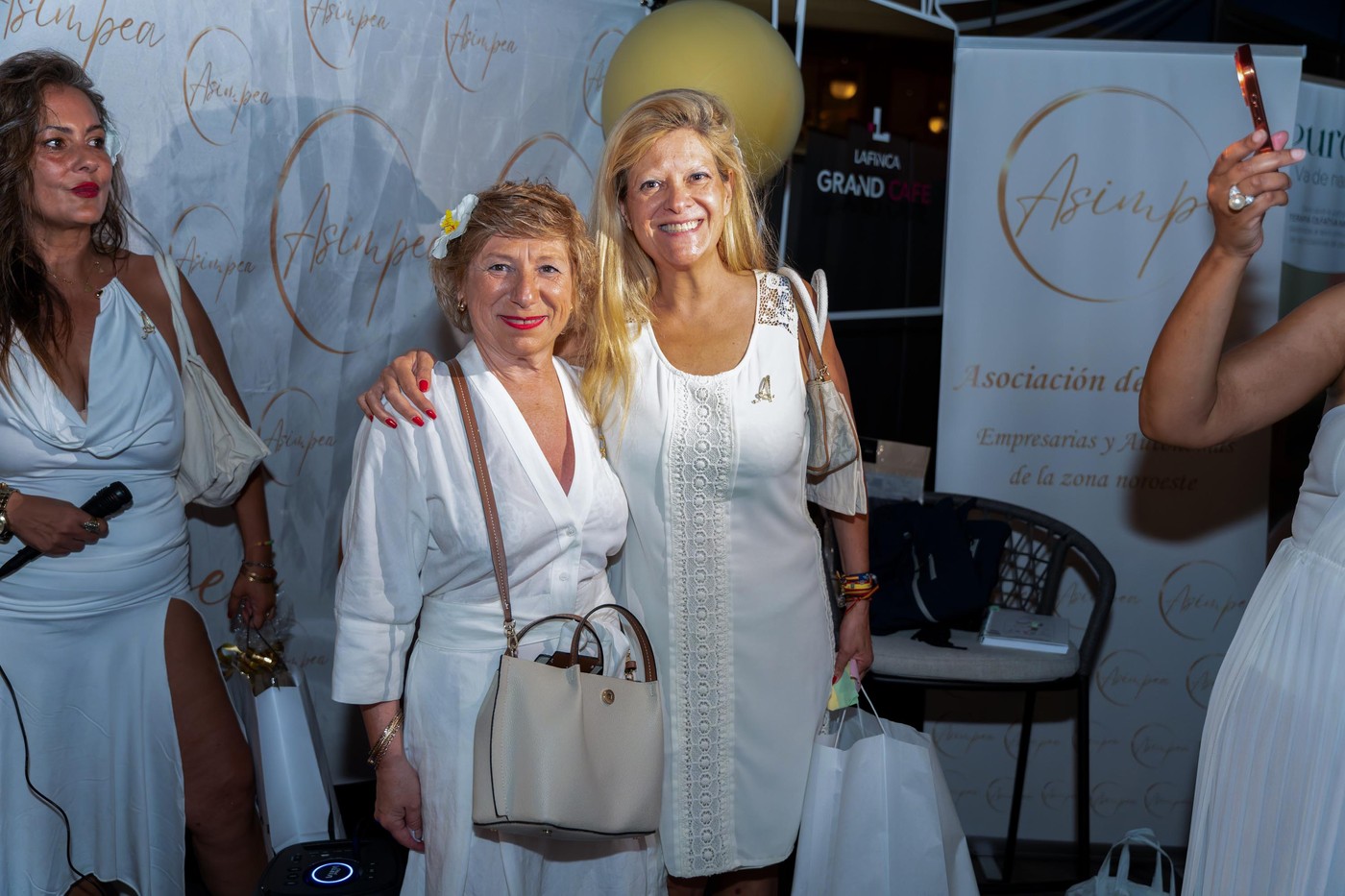 Empresarias en Pozuelo de Alarcón en la Fiesta de Blanco de ASIMPEA
