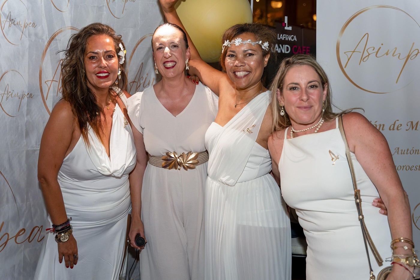 Empresarias en Pozuelo de Alarcón en la Fiesta de Blanco de ASIMPEA