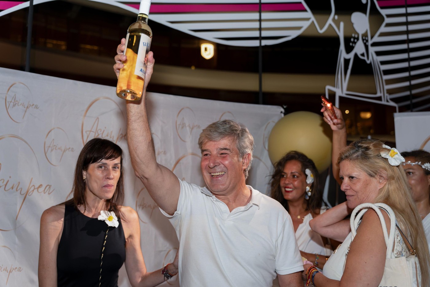 Empresarias en Pozuelo de Alarcón en la Fiesta de Blanco de ASIMPEA