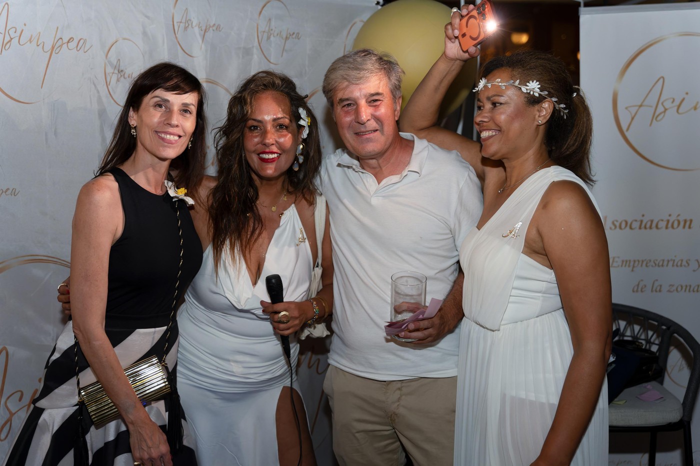 Empresarias en Pozuelo de Alarcón en la Fiesta de Blanco de ASIMPEA
