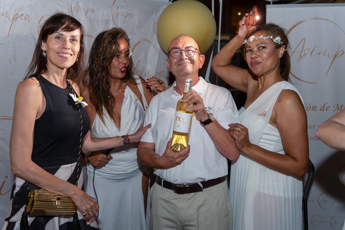 Empresarias en Pozuelo de Alarcón en la Fiesta de Blanco de ASIMPEA