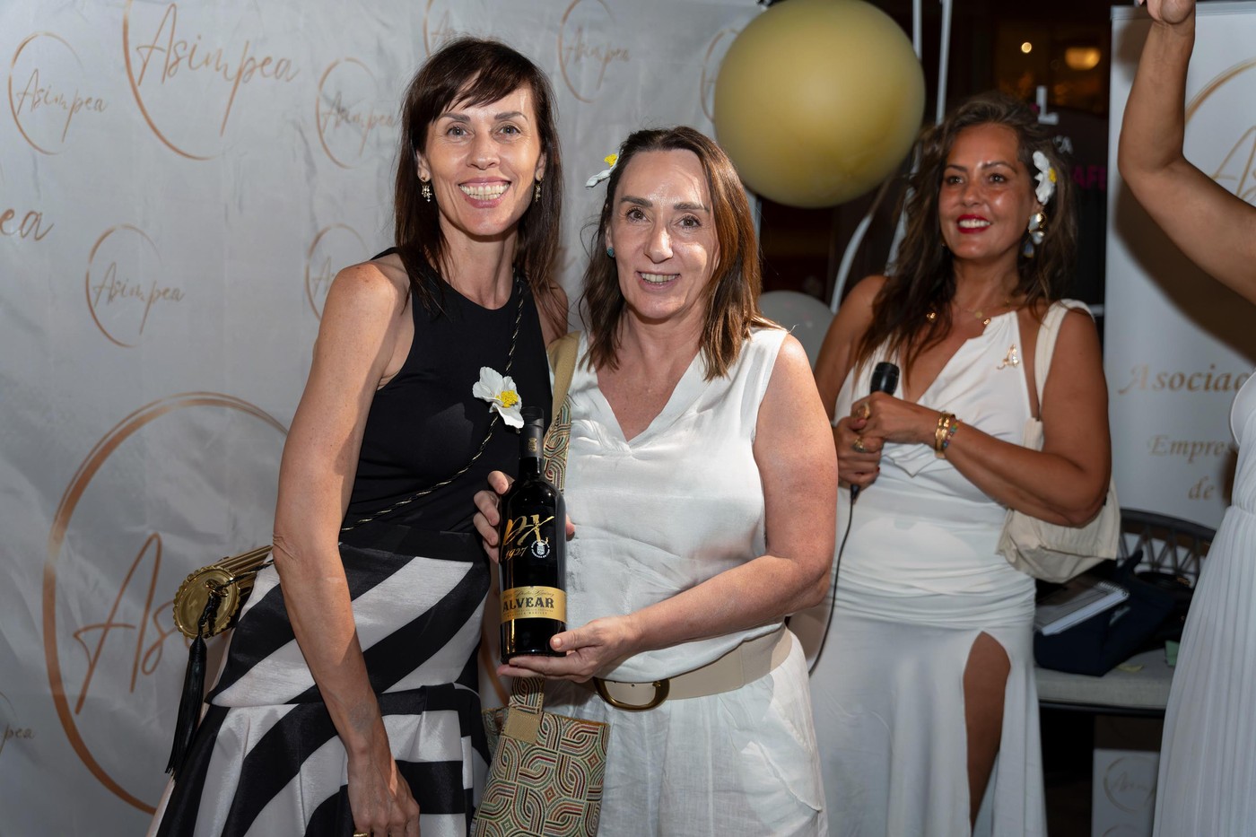 Empresarias en Pozuelo de Alarcón en la Fiesta de Blanco de ASIMPEA