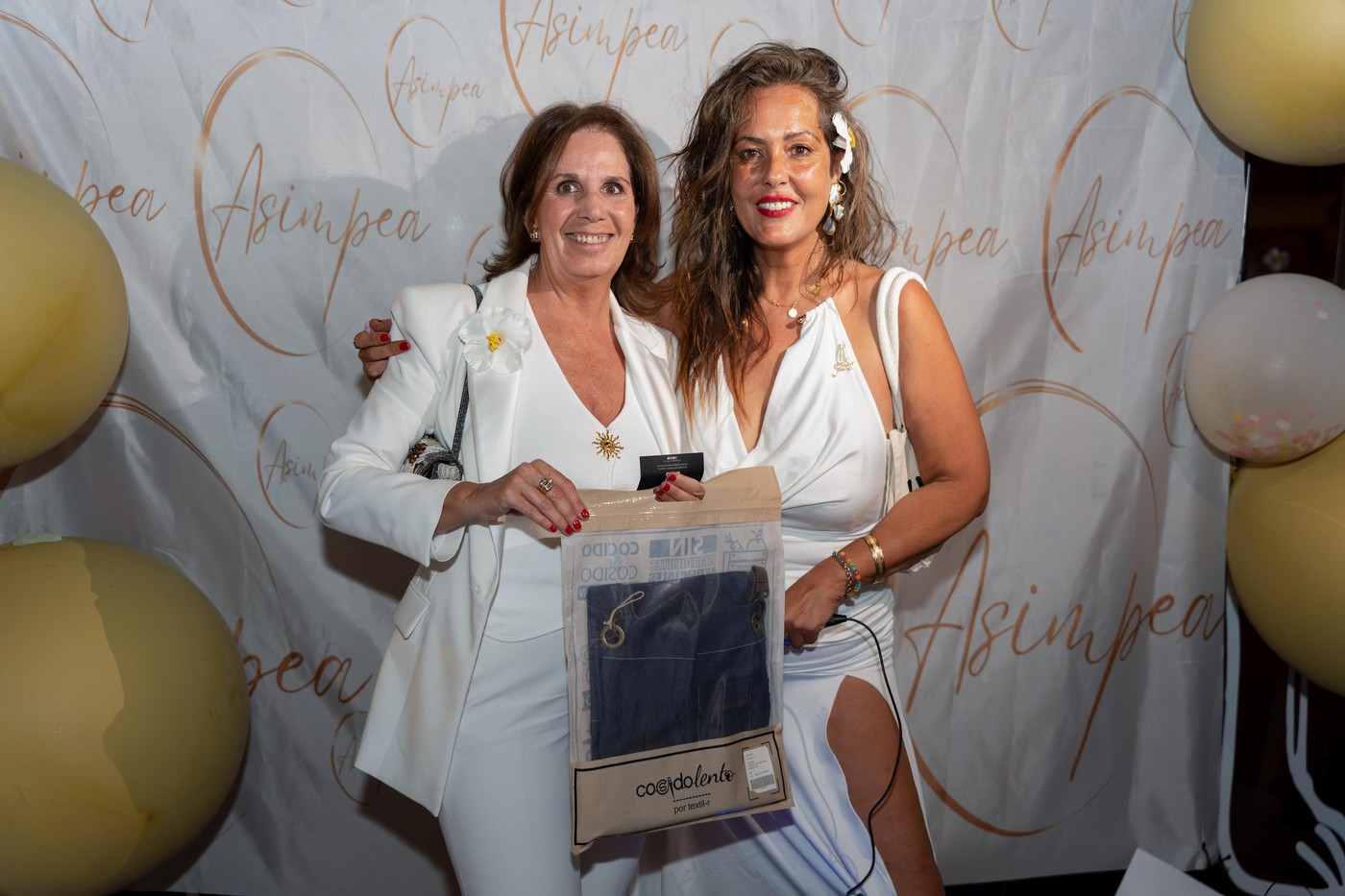 Empresarias en Pozuelo de Alarcón en la Fiesta de Blanco de ASIMPEA
