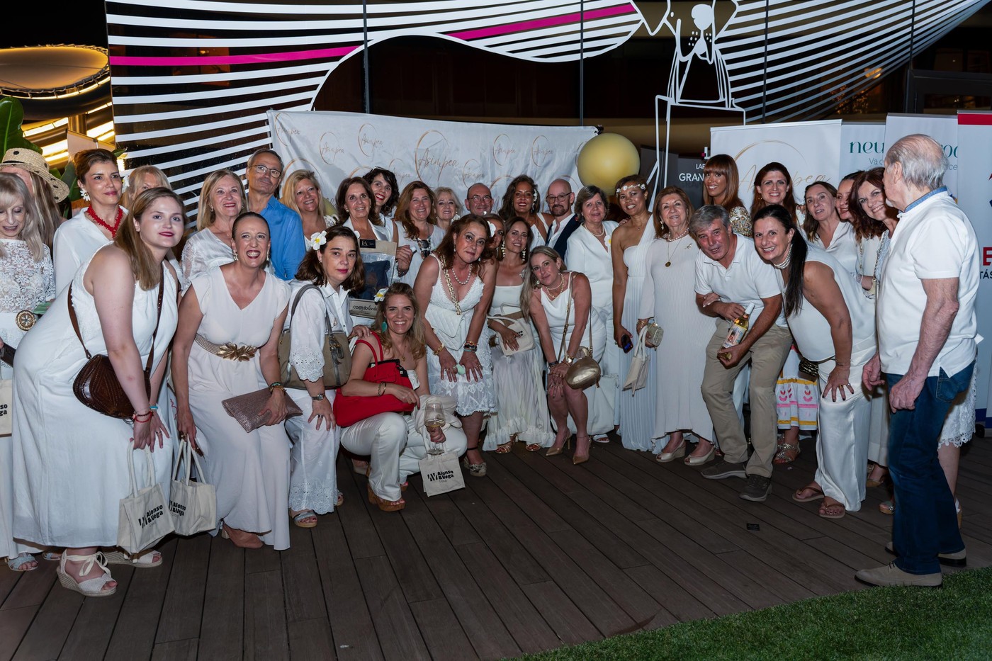 Empresarias en Pozuelo de Alarcón en la Fiesta de Blanco de ASIMPEA