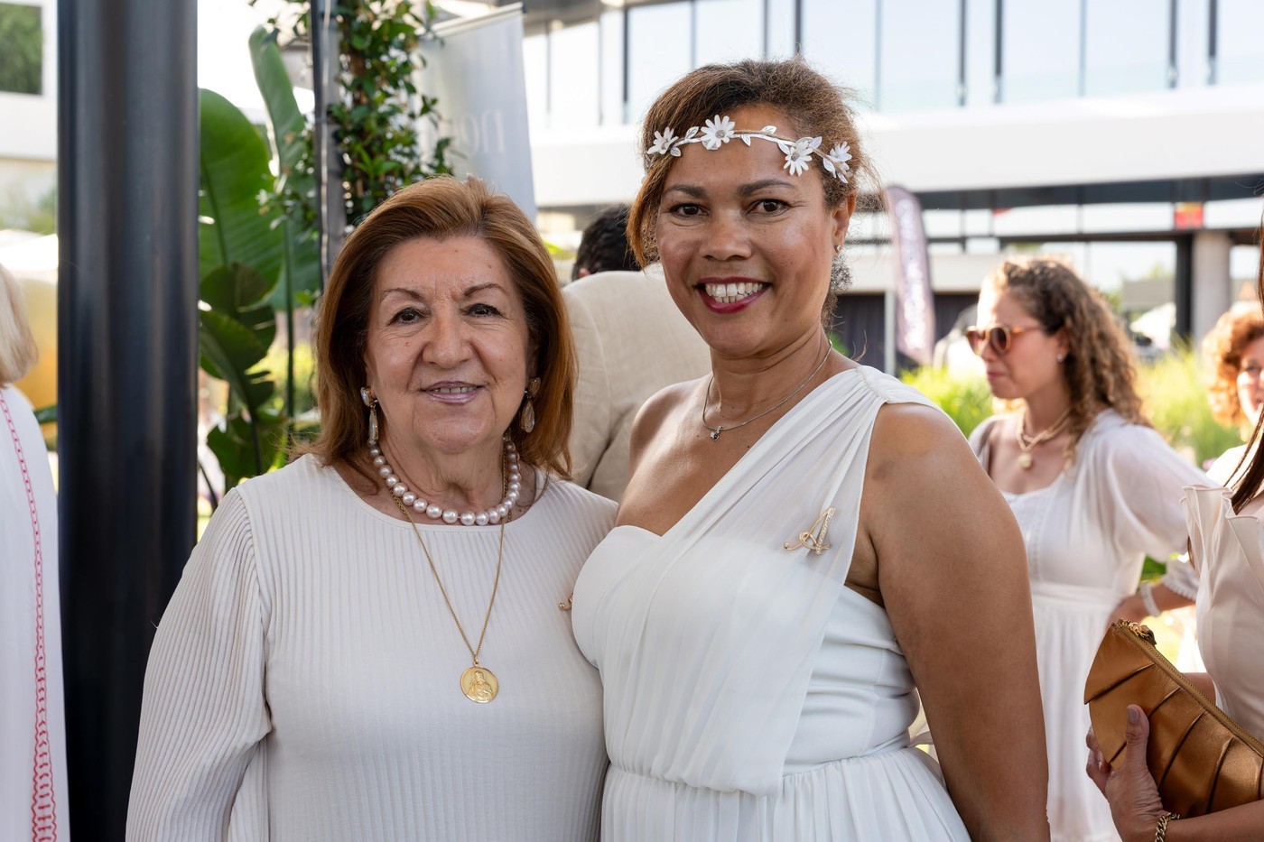 Empresarias en Pozuelo de Alarcón en la Fiesta de Blanco de ASIMPEA