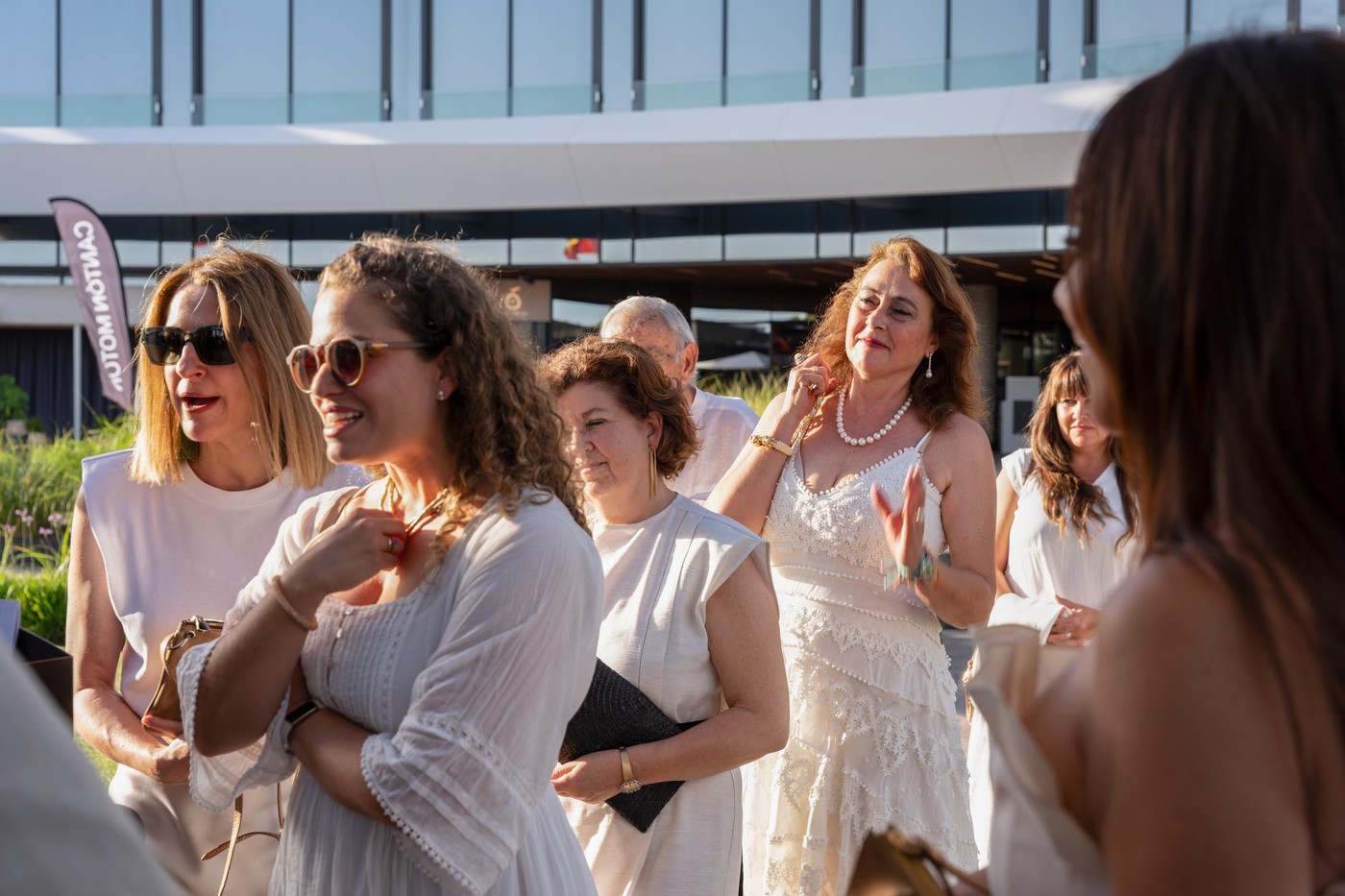 Empresarias en Pozuelo de Alarcón en la Fiesta de Blanco de ASIMPEA