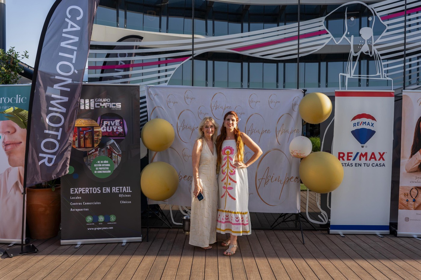 Empresarias en Pozuelo de Alarcón en la Fiesta de Blanco de ASIMPEA
