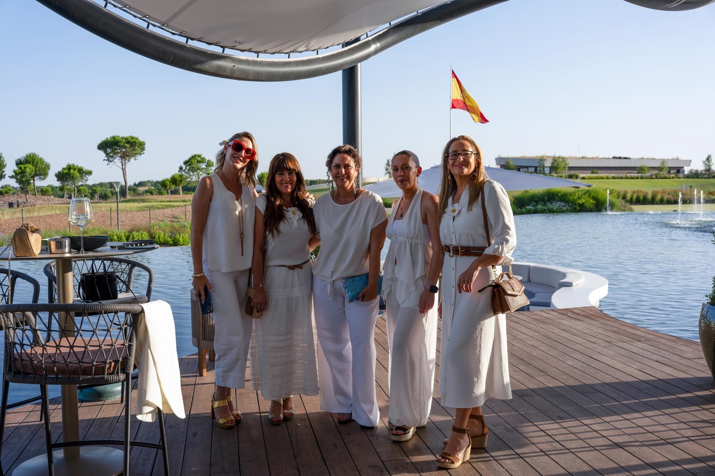 Empresarias en Pozuelo de Alarcón en la Fiesta de Blanco de ASIMPEA