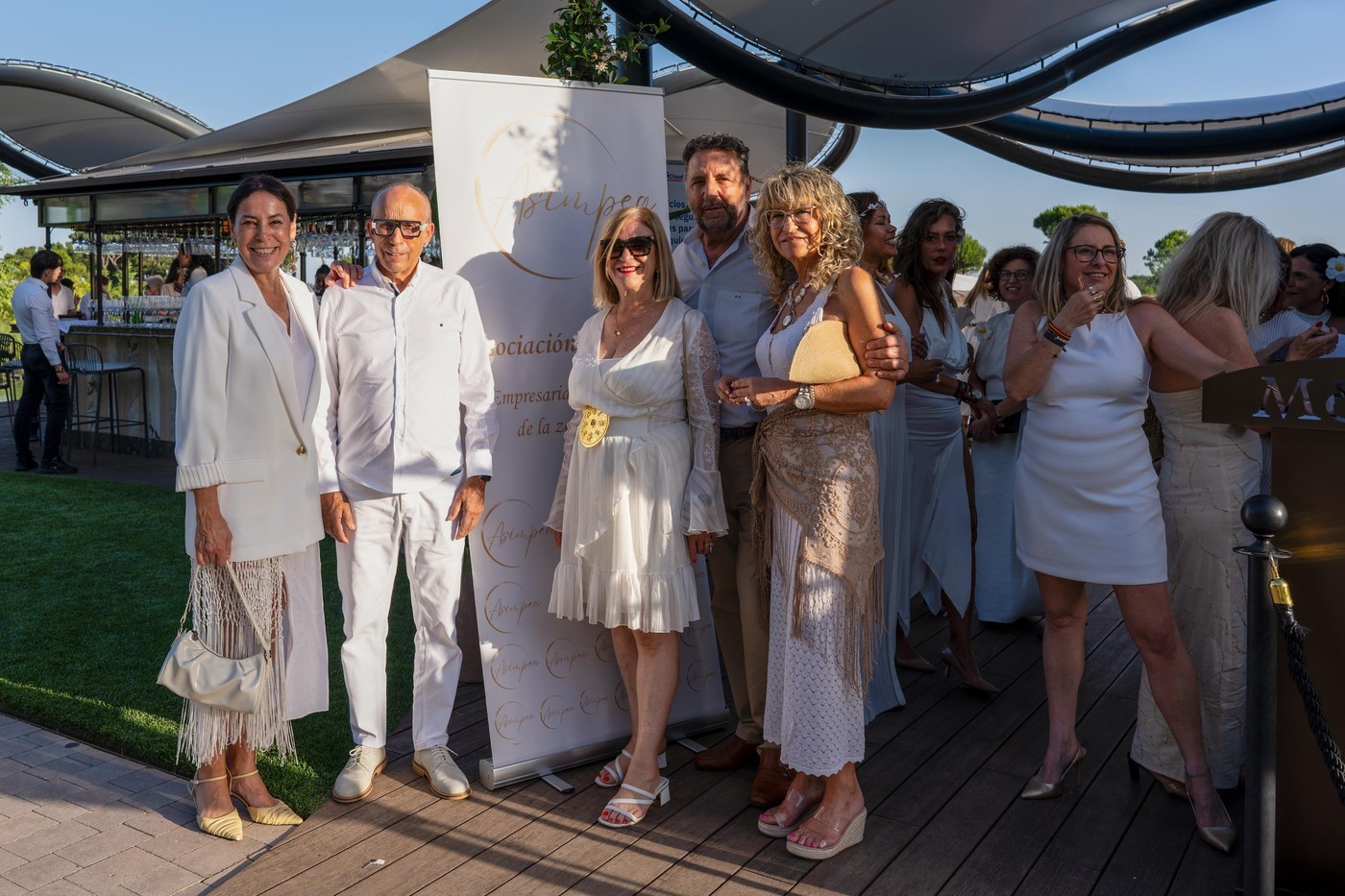 Empresarias en Pozuelo de Alarcón en la Fiesta de Blanco de ASIMPEA