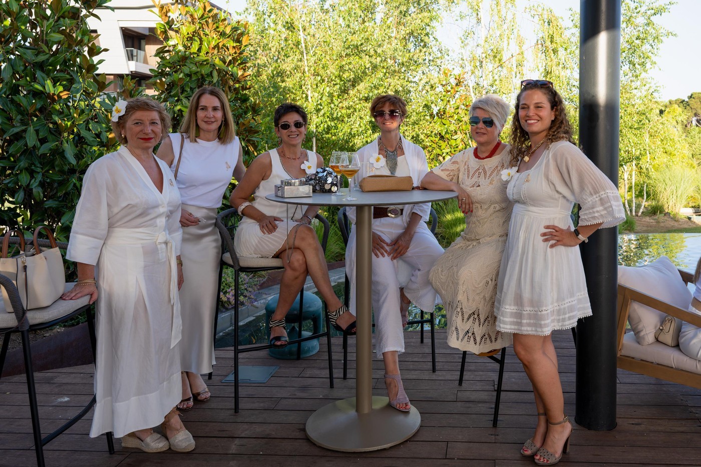 Empresarias en Pozuelo de Alarcón en la Fiesta de Blanco de ASIMPEA