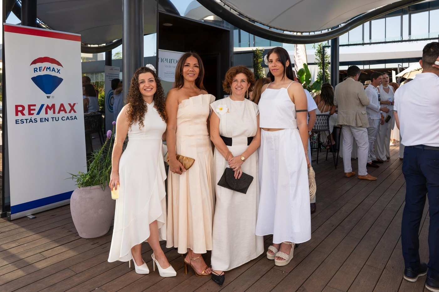 Empresarias en Pozuelo de Alarcón en la Fiesta de Blanco de ASIMPEA