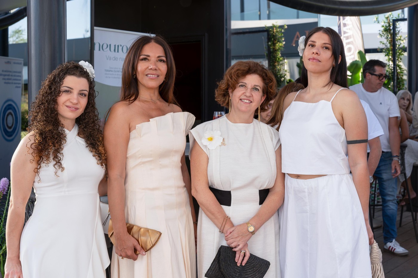 Empresarias en Pozuelo de Alarcón en la Fiesta de Blanco de ASIMPEA