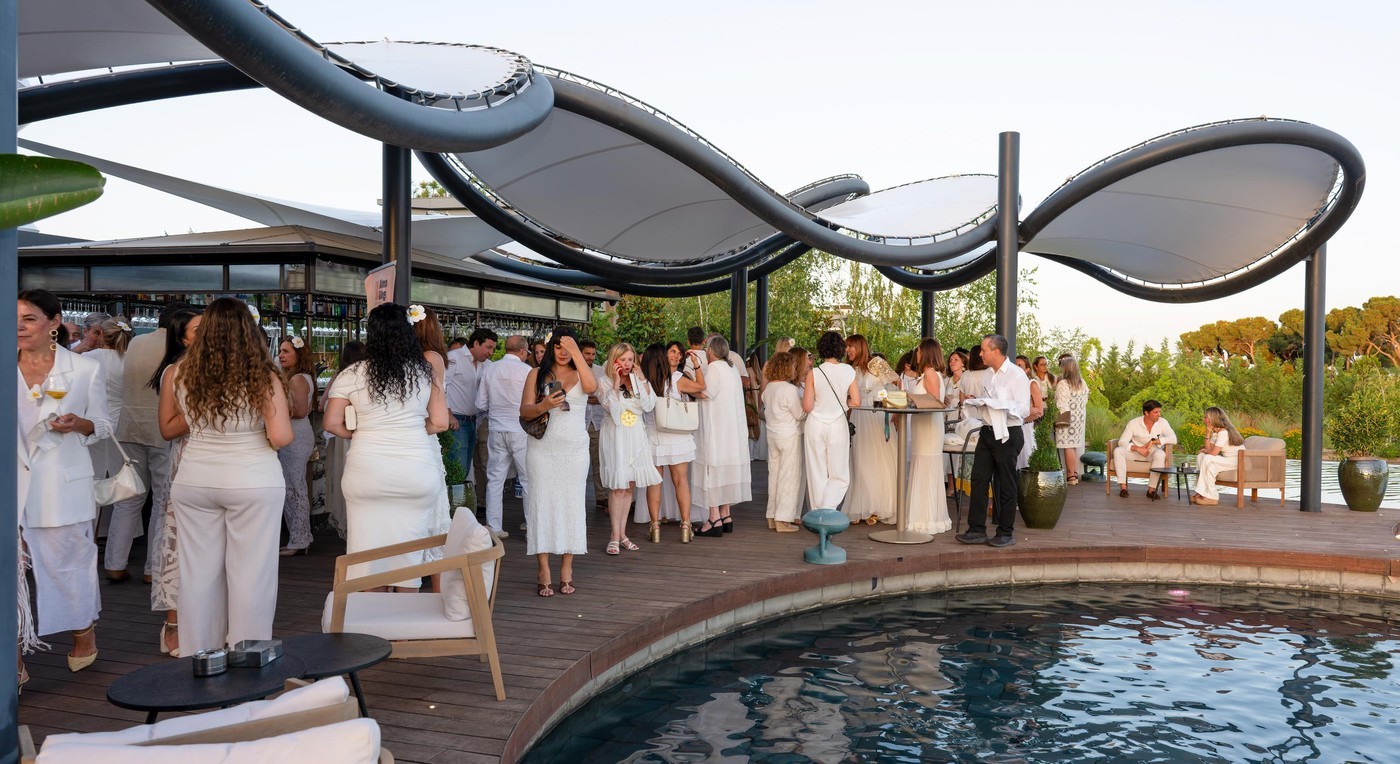Empresarias en Pozuelo de Alarcón en la Fiesta de Blanco de ASIMPEA