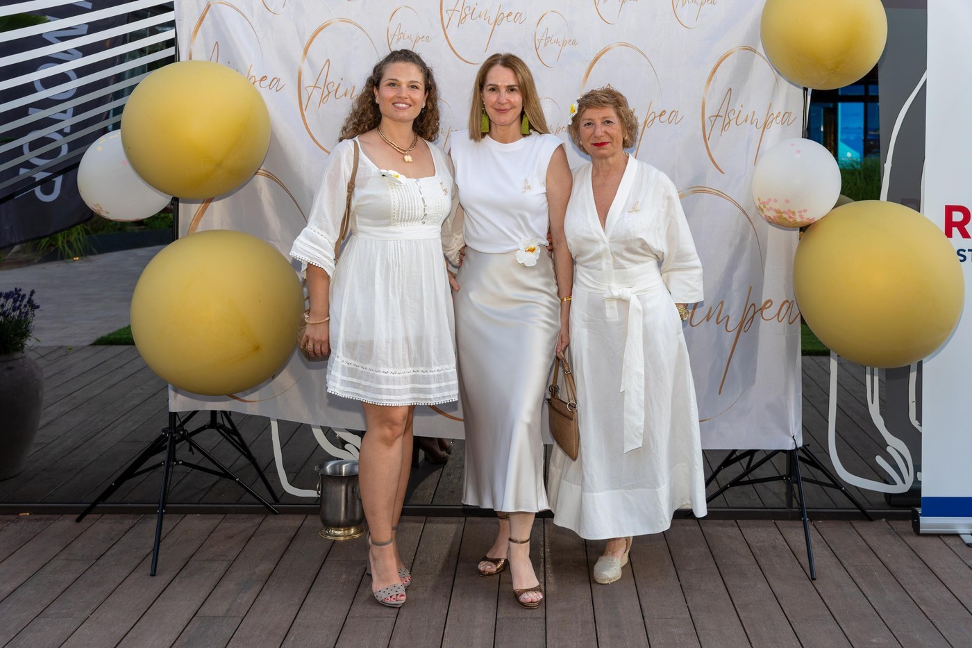 Empresarias en Pozuelo de Alarcón en la Fiesta de Blanco de ASIMPEA