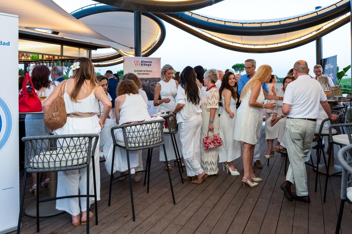 Empresarias en Pozuelo de Alarcón en la Fiesta de Blanco de ASIMPEA