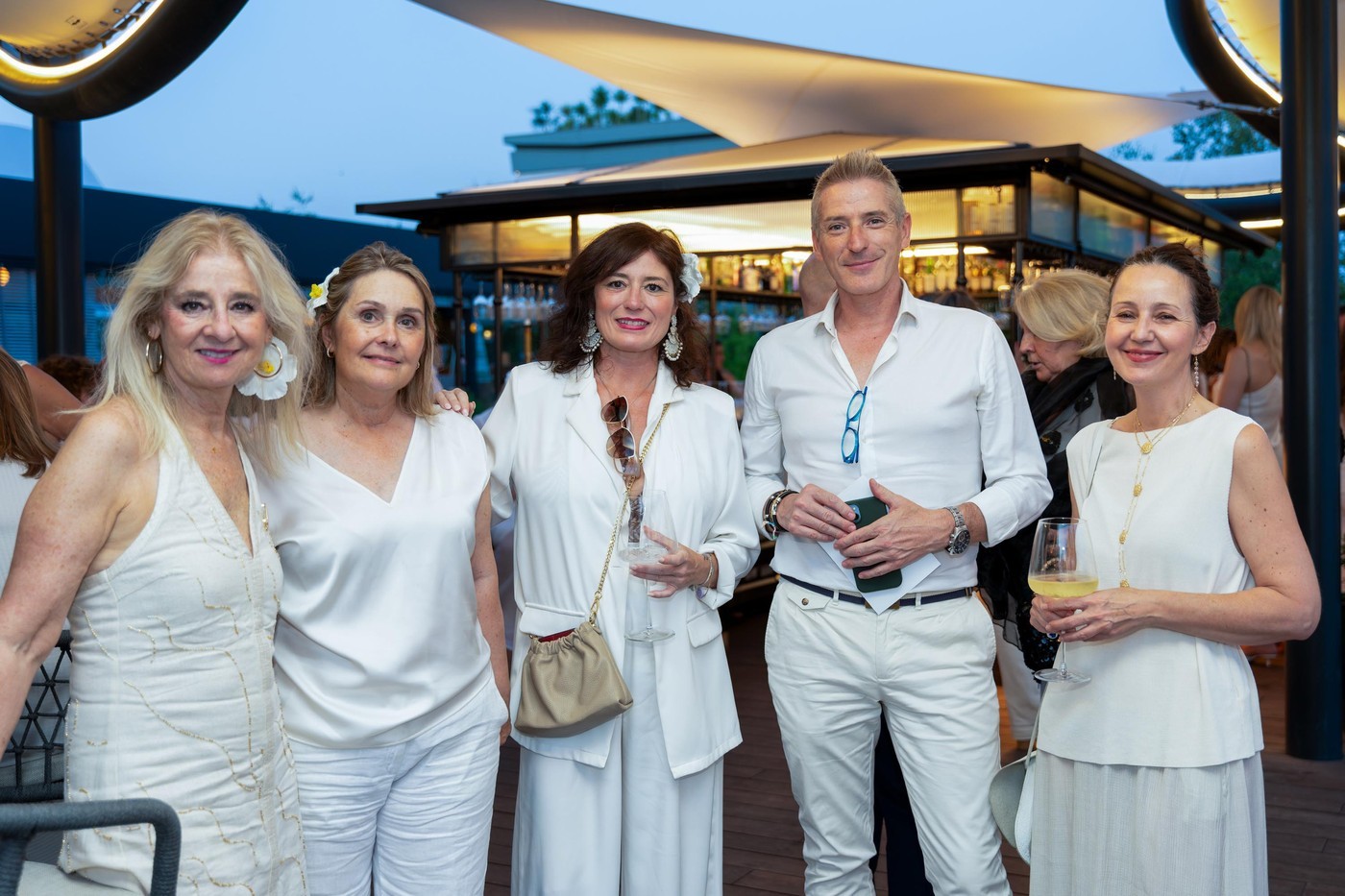 Empresarias en Pozuelo de Alarcón en la Fiesta de Blanco de ASIMPEA