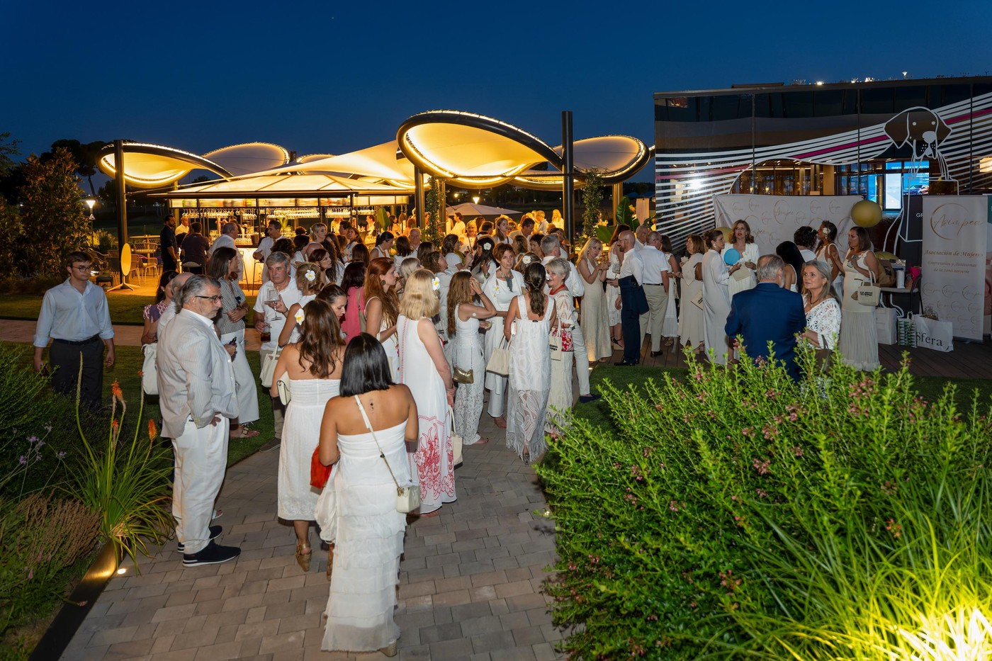 Empresarias en Pozuelo de Alarcón en la Fiesta de Blanco de ASIMPEA
