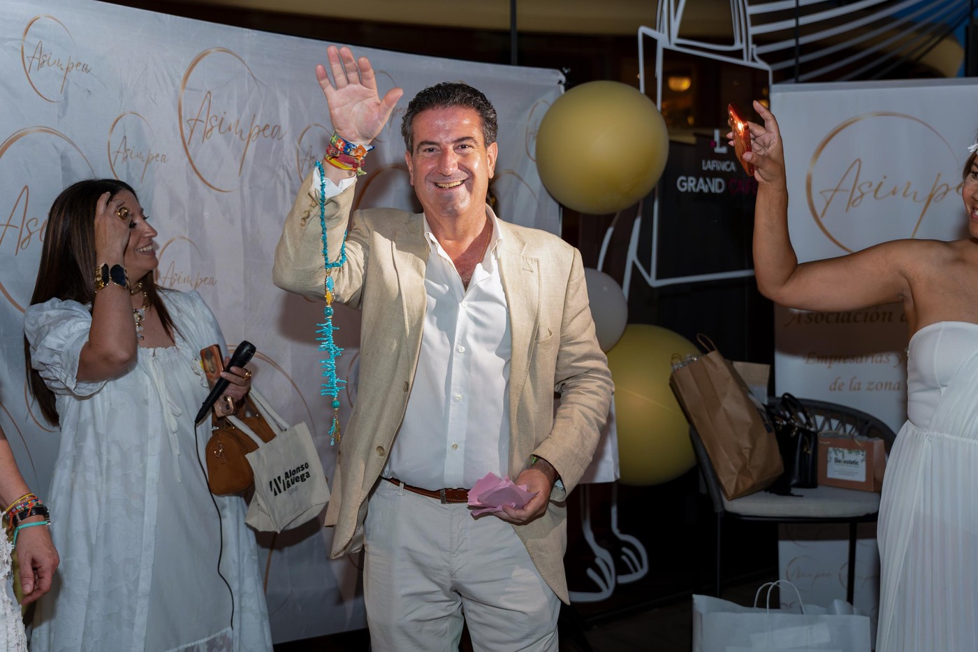 Empresarias en Pozuelo de Alarcón en la Fiesta de Blanco de ASIMPEA