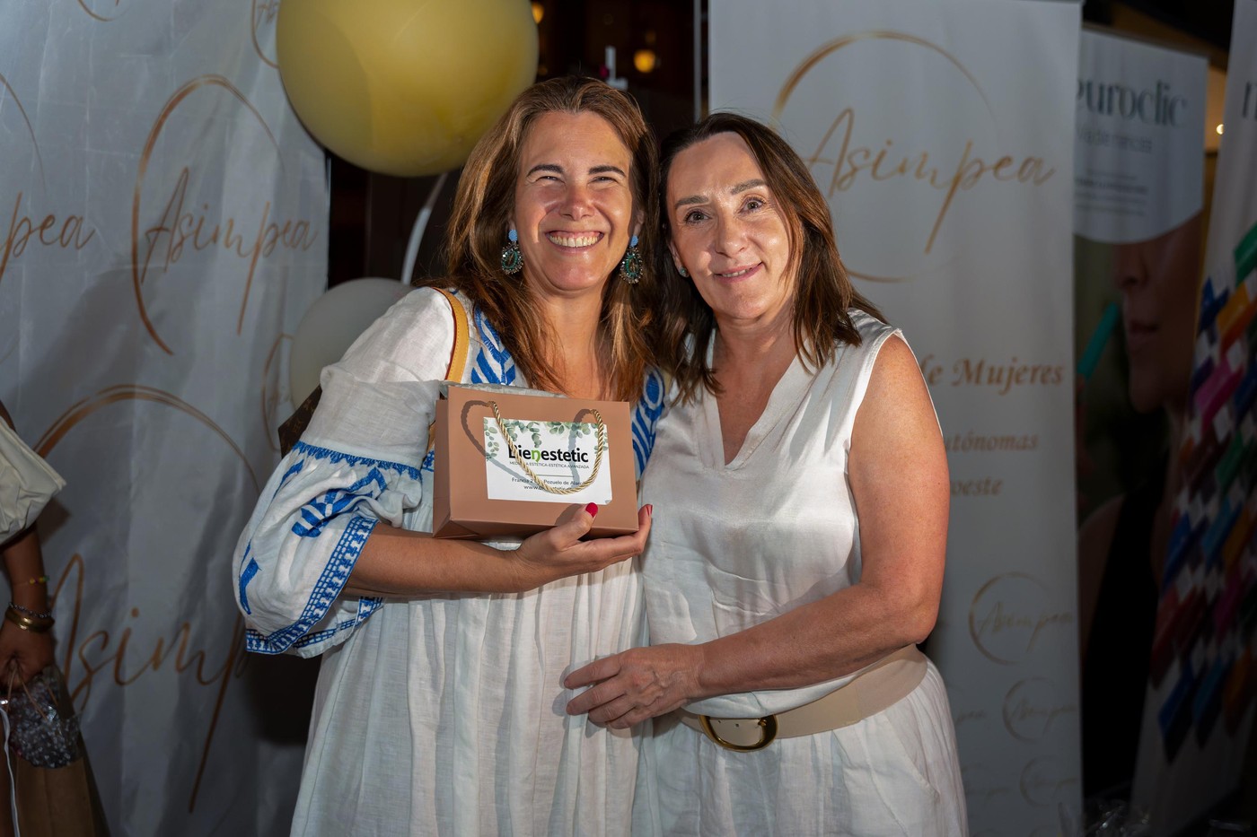 Empresarias en Pozuelo de Alarcón en la Fiesta de Blanco de ASIMPEA