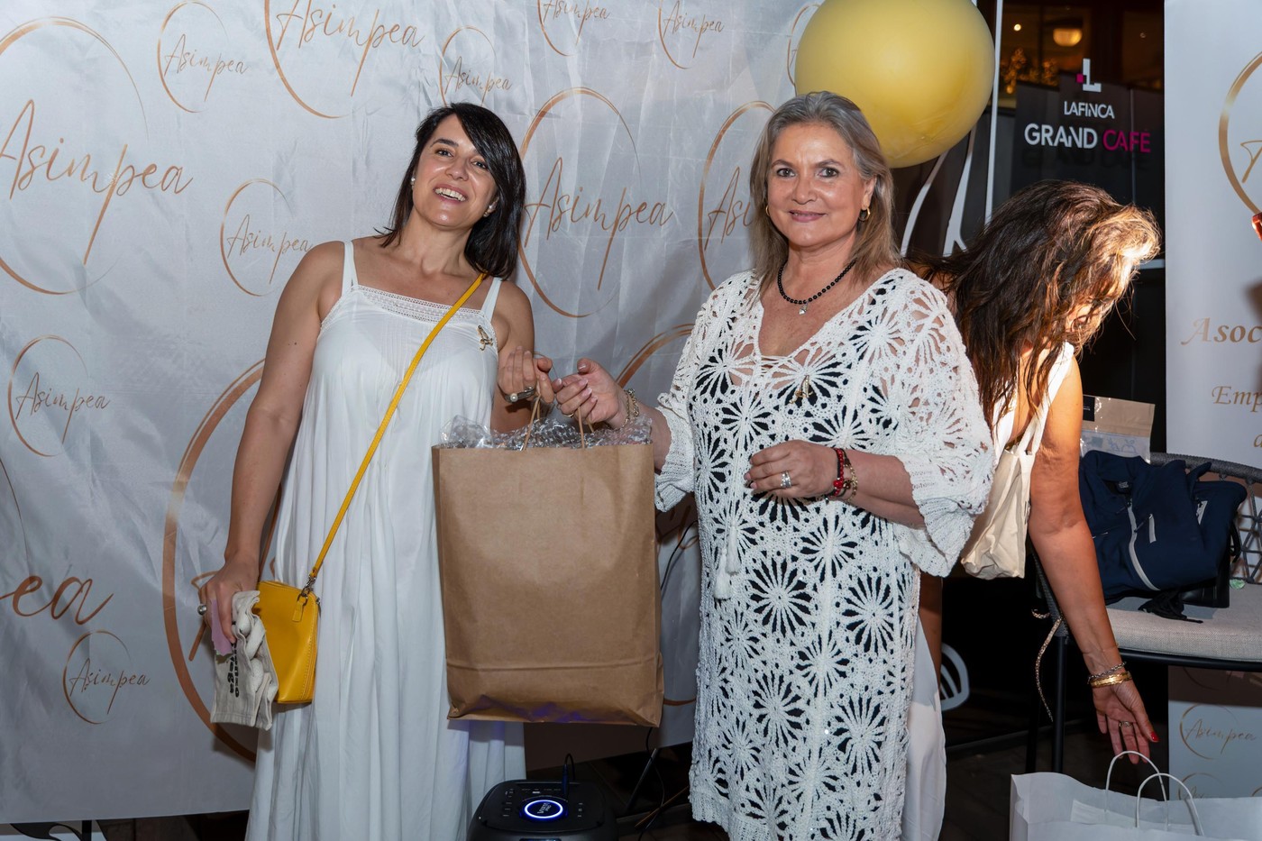 Empresarias en Pozuelo de Alarcón en la Fiesta de Blanco de ASIMPEA