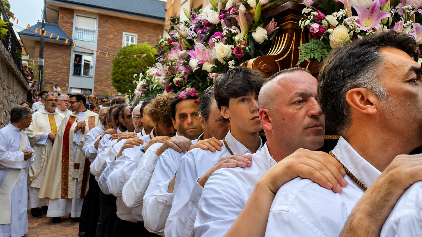 Procesión en honor de Nuestra Señora del Carmen en Pozuelo de Alarcón