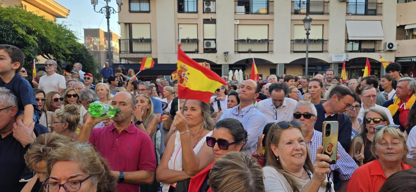 Pozueleros con banderas de España