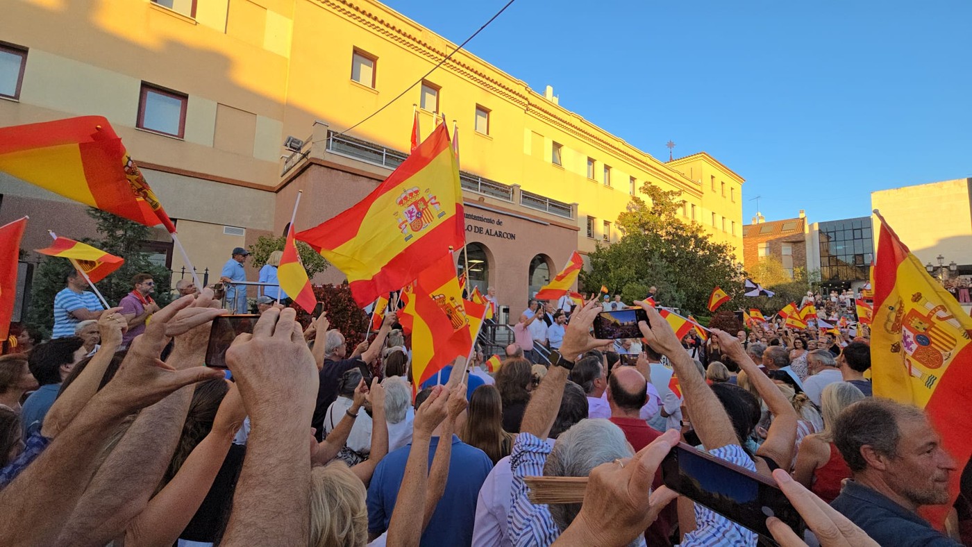 Pozueleros con banderas de España