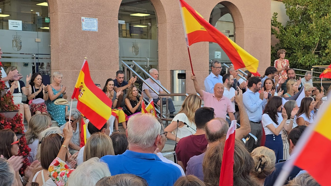 Pozueleros con banderas de España