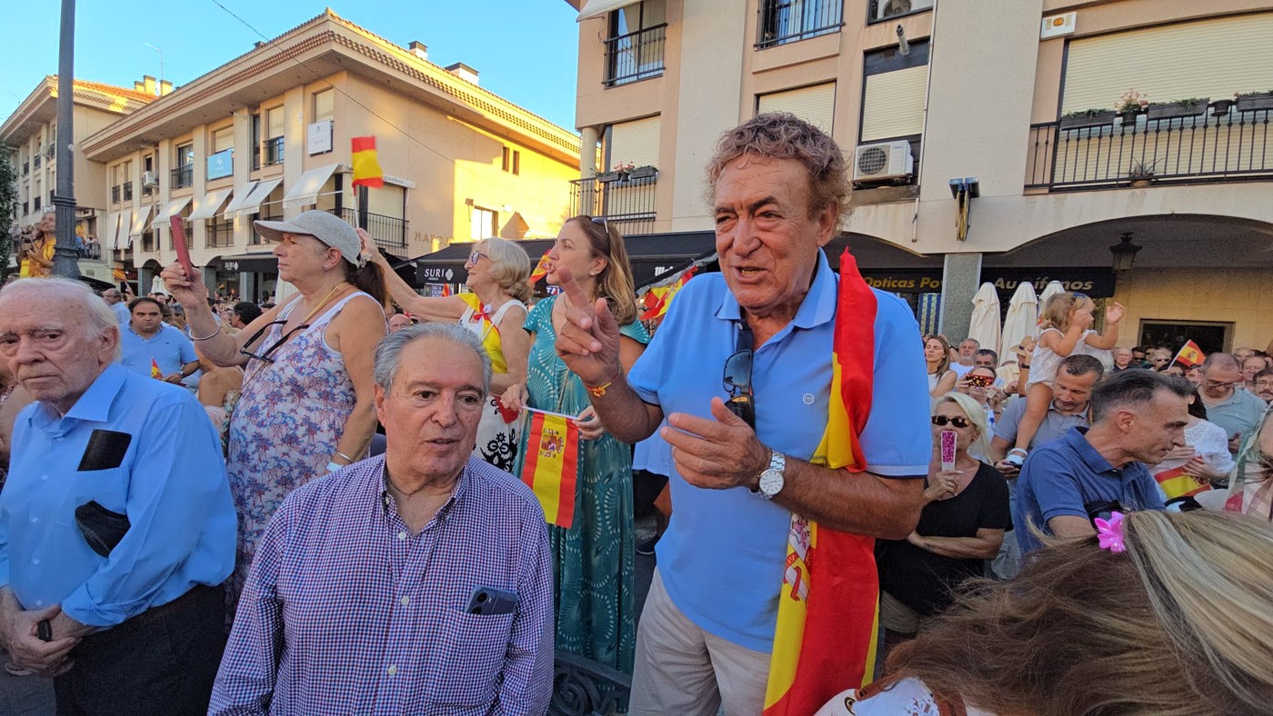 Pozueleros con banderas de España