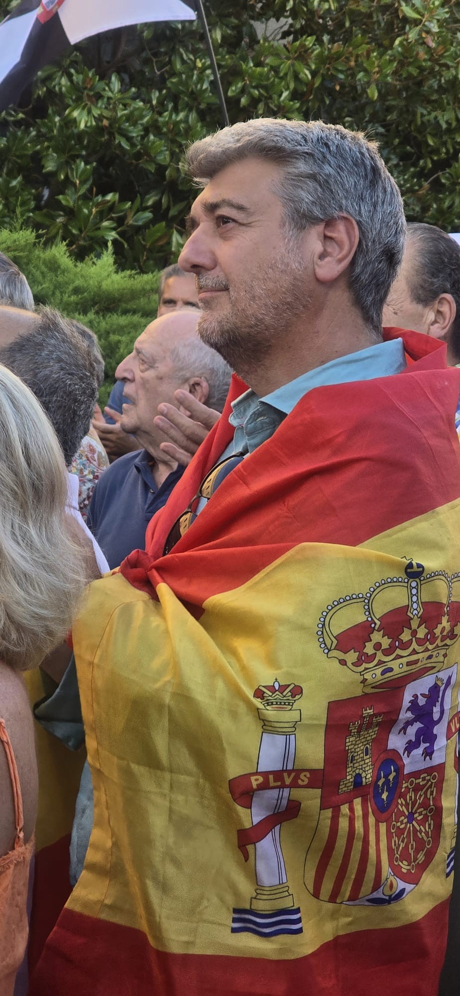 Pozueleros con banderas de España