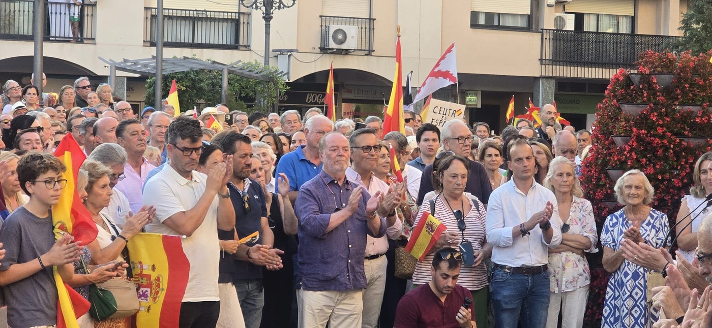 Pozueleros con banderas de España