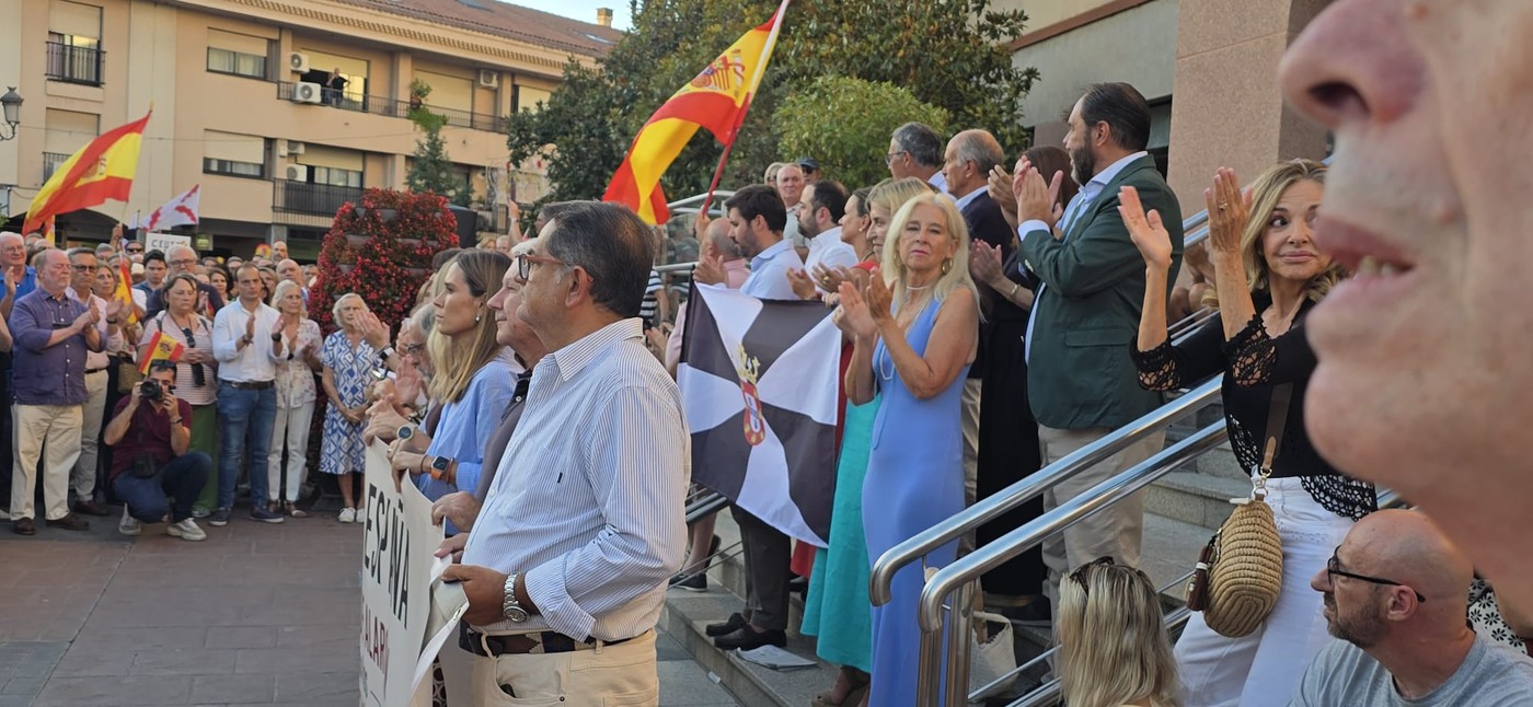 Pozueleros con banderas de España