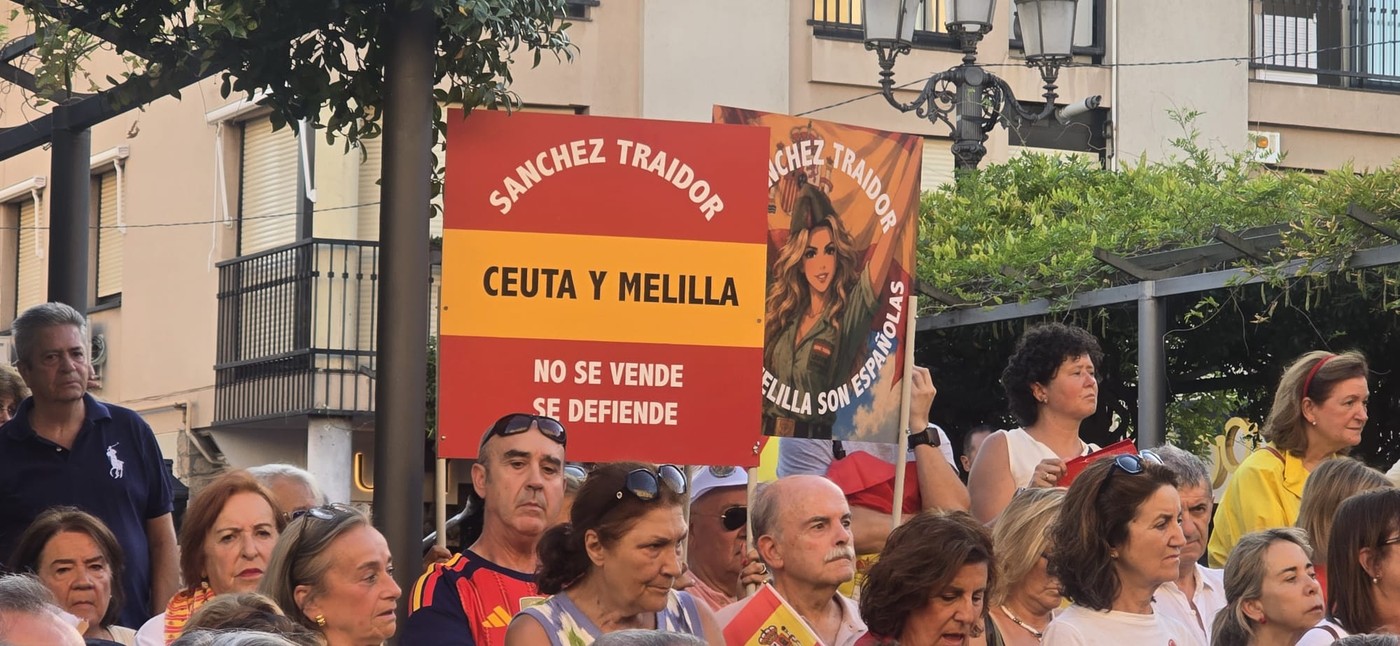 Pozueleros con banderas de España