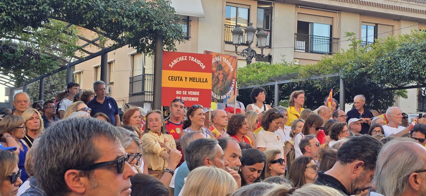 Pozueleros con banderas de España