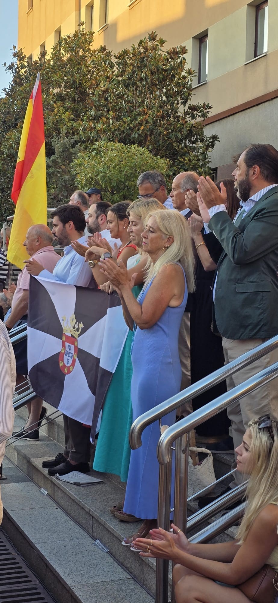 Pozueleros con banderas de España