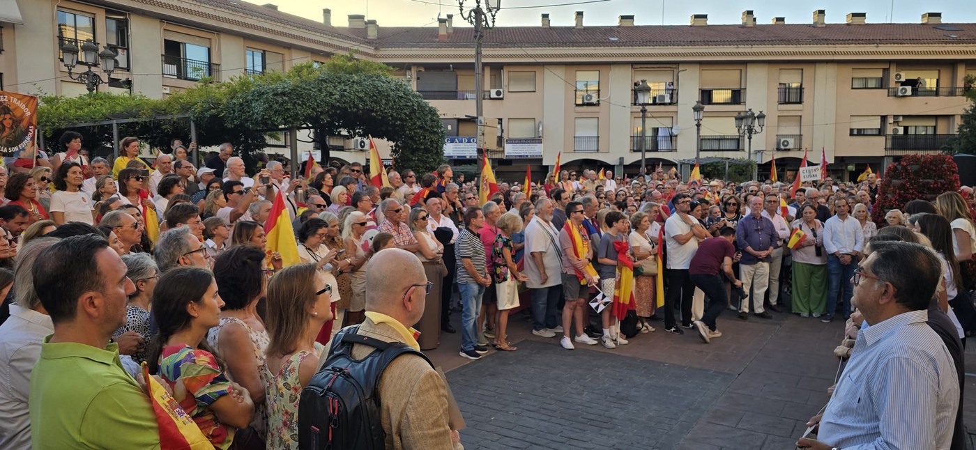 Pozueleros con banderas de España