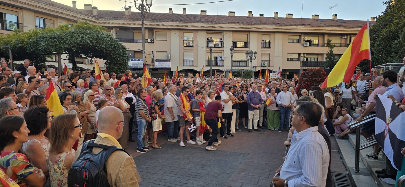 Pozueleros con banderas de España