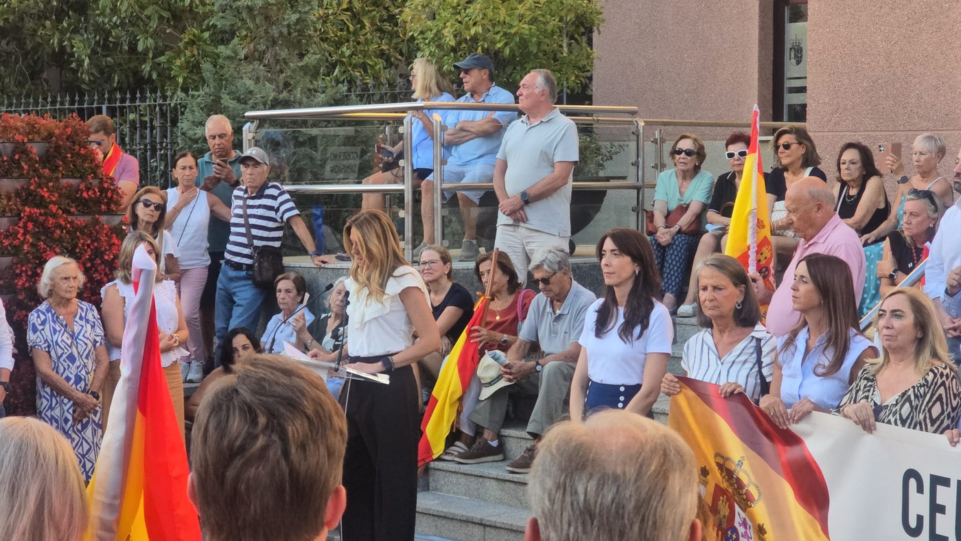 Pozueleros con banderas de España