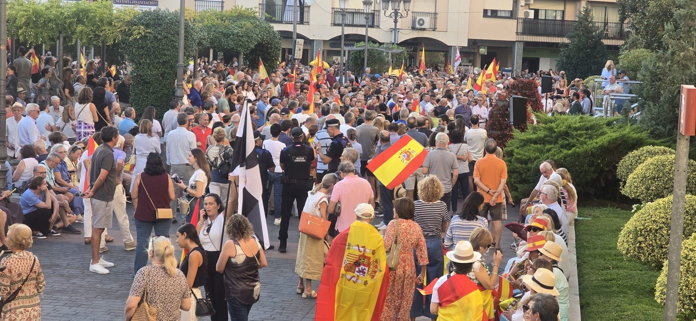 Pozueleros con banderas de España