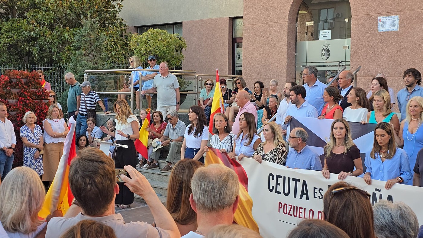 Pozueleros con banderas de España