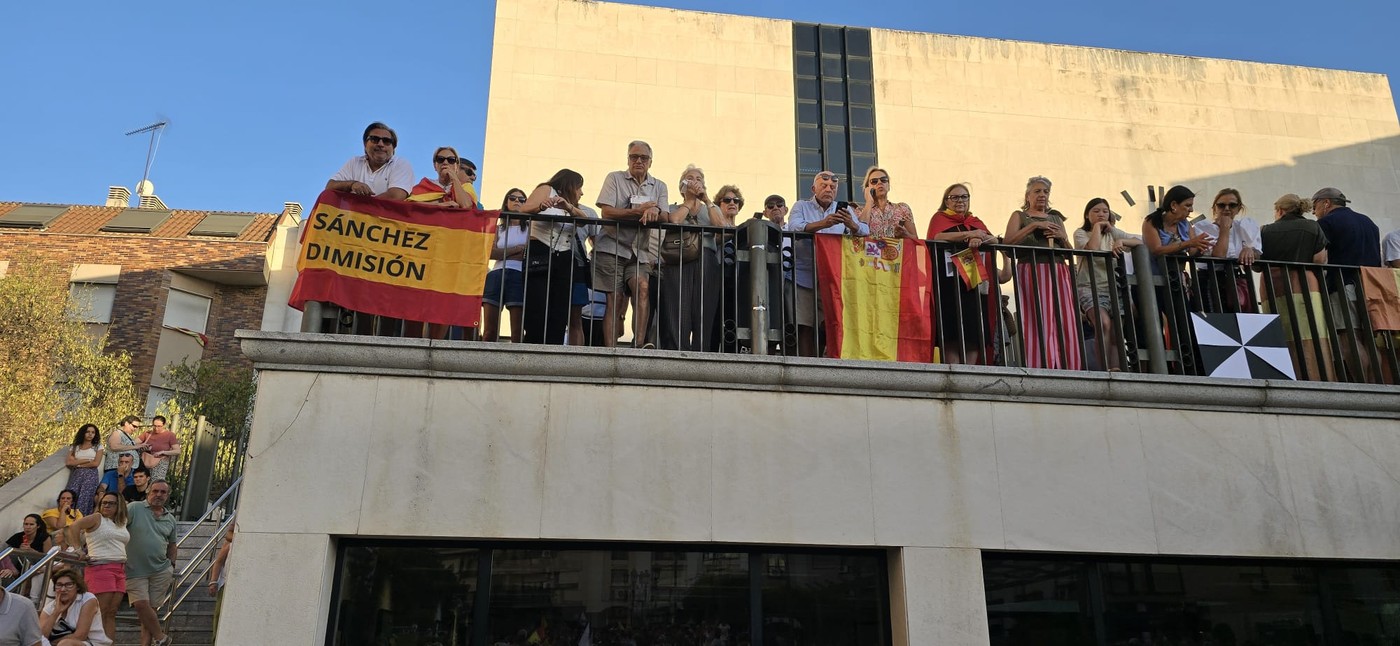 Pozueleros con banderas de España