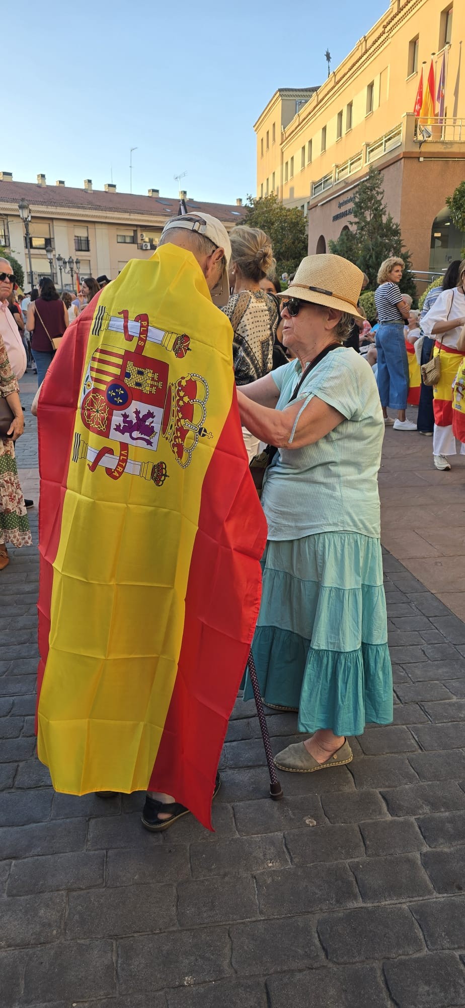 Pozueleros con banderas de España