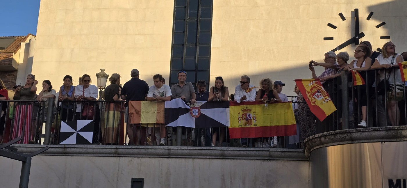 Pozueleros con banderas de España